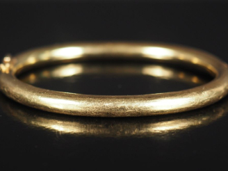 Vente aux enchères Important bracelet jonc de forme ovale en or jaune 750.  Dim. internes