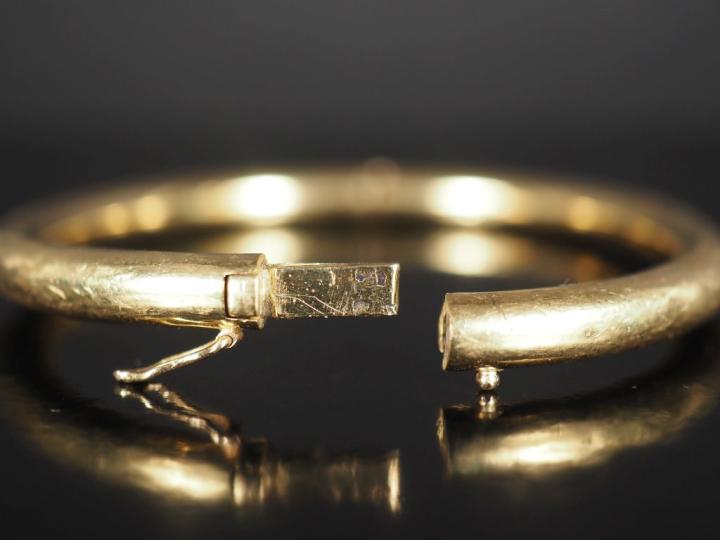 Important bracelet jonc de forme ovale en or jaune 750.  Dim. internes