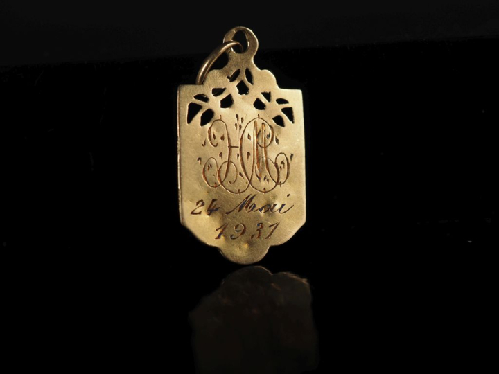 Médaille religieuse en or jaune 750, ornée en son centre d'un calice e