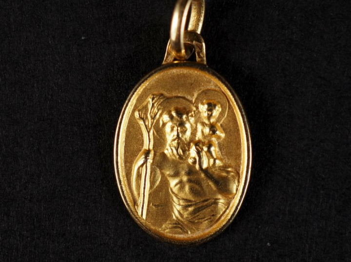 Médaille religieuse de forme ovale en or jaune 750, figurant Saint Chr