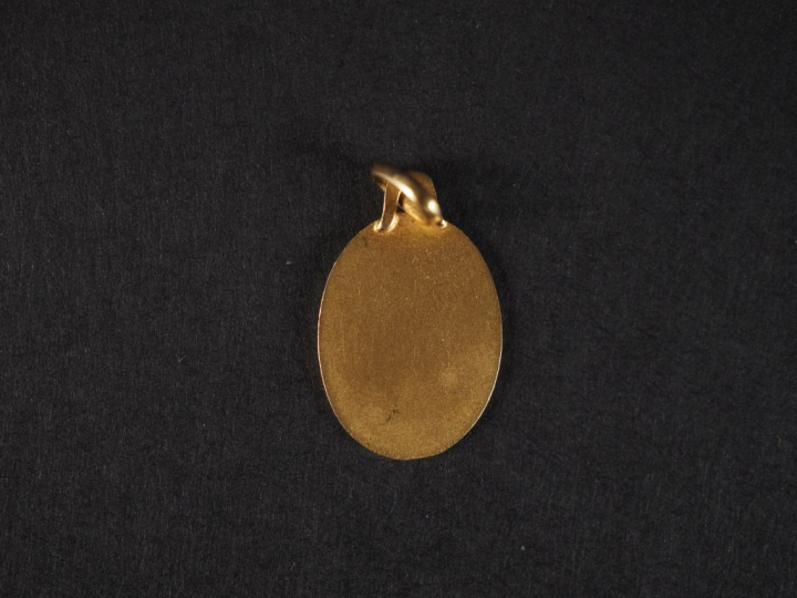 Médaille religieuse de forme ovale en or jaune 750, figurant Saint Chr