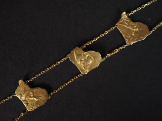 Vente aux enchères Intéressant bracelet souple en or jaune 750, à décor de personnages.  