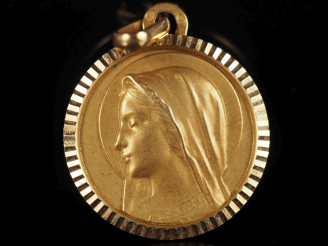 Vente aux enchères Médaille religieuse en or jaune 750, figurant la Sainte Vierge de prof