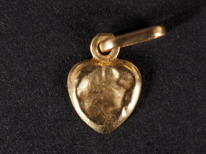 Petit pendentif en or jaune 750, en forme de cœur.  H. totale : 1,2 cm