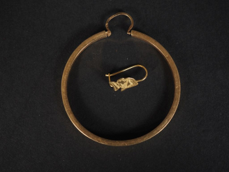 Vente aux enchères Ensemble comprenant :  - un perce oreille en or jaune 750, à décor de 