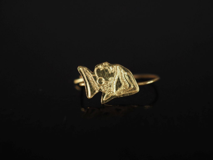 Ensemble comprenant :  - un perce oreille en or jaune 750, à décor de 