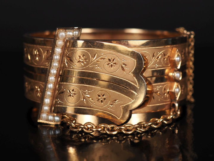 Joli bracelet manchette Napoléon III en or jaune 750, orné d'un motif 