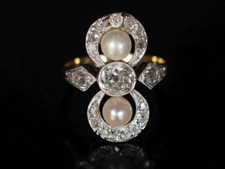 Bague dite "Toi   Moi" en or jaune, sertie en son centre d'un diamant 