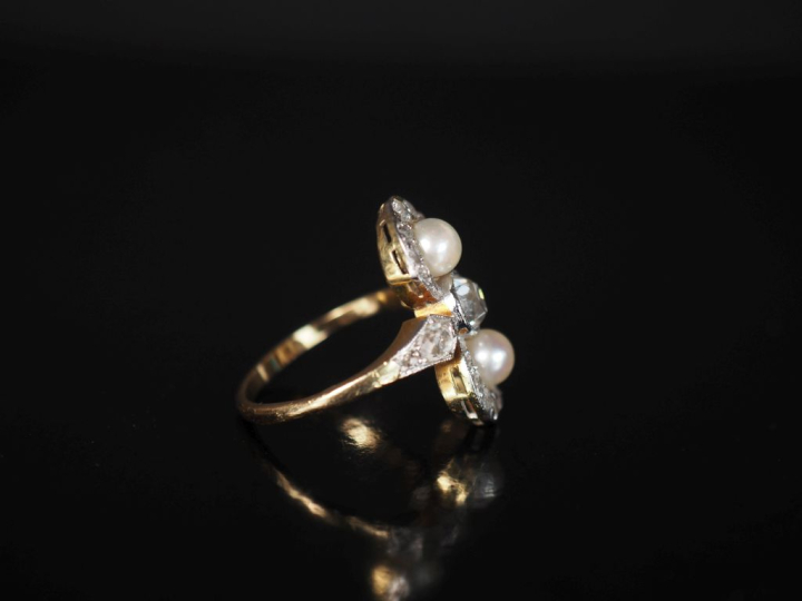 Bague dite "Toi   Moi" en or jaune, sertie en son centre d'un diamant 