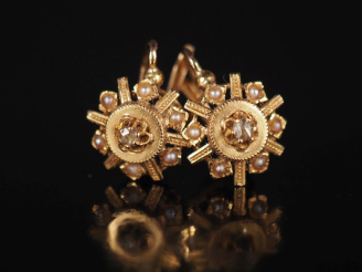 Vente aux enchères Paire de dormeuses en or jaune 750, agrémentées en leur centre d'un pe