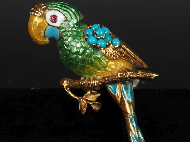 Ravissante broche en forme de perroquet branché en or jaune 750 rehaus
