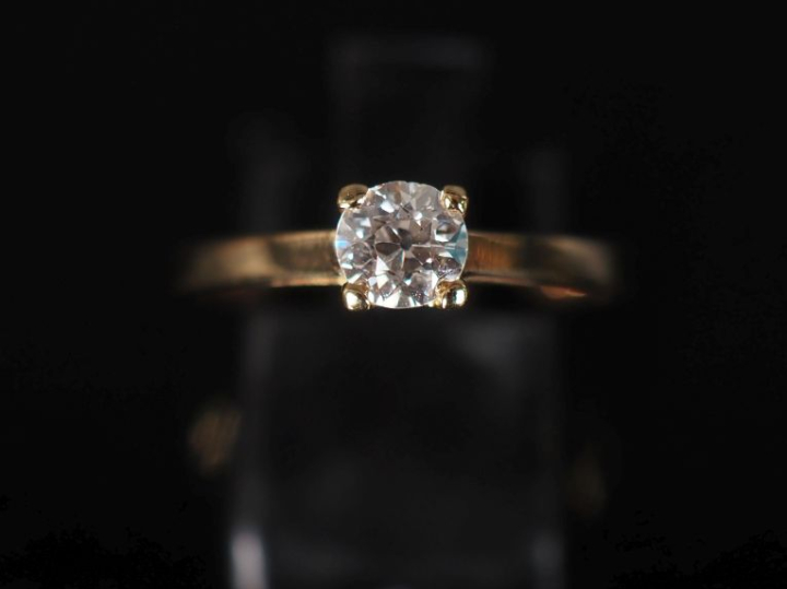 Bague de forme solitaire en or jaune 750, sertie en son centre d'un di