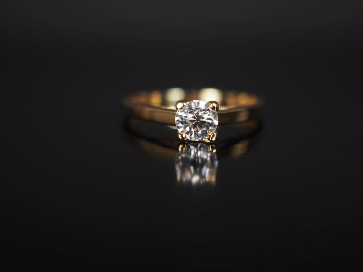 Bague de forme solitaire en or jaune 750, sertie en son centre d'un di