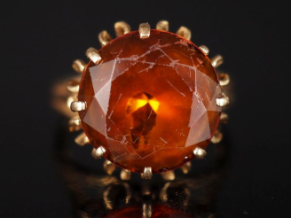 Vente aux enchères Bague en or jaune 750, sertie en son centre d'une topaze.  TDD. 54 Poi