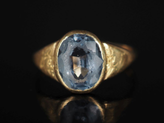 Vente aux enchères Bague en or jaune 750, ornée en son centre d'une pierre bleu ciel en s