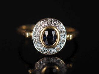 Vente aux enchères Bague ovale en or jaune 750, ornée en son centre d'un saphir serti clo