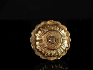 Vente aux enchères Broche ronde à bord festonné en or jaune 750, sertie en son centre d'u