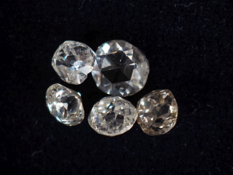 Vente aux enchères Ensemble comprenant cinq différents diamants sur papier pesant environ