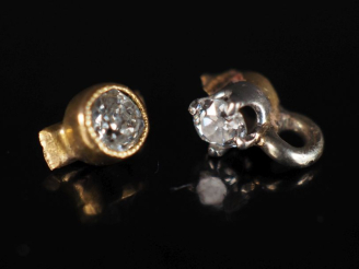 Vente aux enchères Ensemble comprenant deux diamants pesant environ 0,04 ct chaque.  Sert