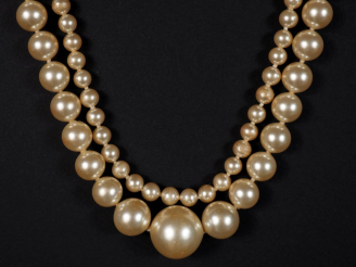 Vente aux enchères Collier deux rangs de perles fantaisie.  Fermoir en métal doré, serti 