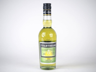 Vente aux enchères 1 BOUTEILLE (35 CL) CHARTREUSE JAUNE ÉPISCOPALE "FOUS DE CHARTREUSE" -