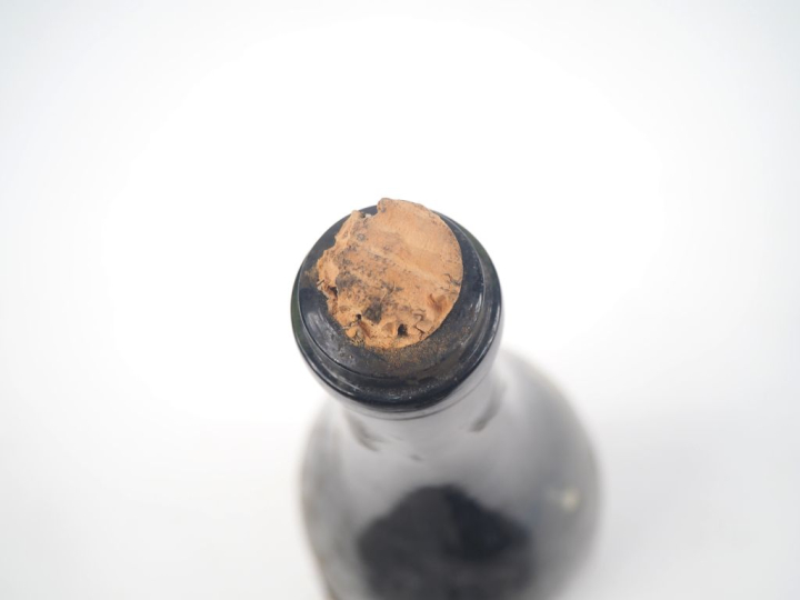 1 VIEILLE BOUTEILLE EAU DE VIE - 1900 - EA/BOUCHON LIÈGE APPARENT