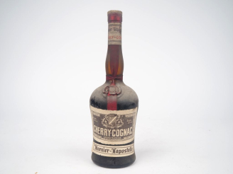 Vente aux enchères 1 VIEILLE BOUTEILLE CHERRY COGNAC GRAND MARNIER - BS