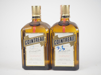 Vente aux enchères 2 BOUTEILLES (1 L) COINTREAU - ÉCRITURES MANUSCRITES SUR L'ETIQUETTE 