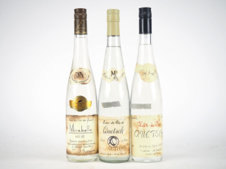 Vente aux enchères 3 BOUTEILLES : 1 MIRABELLE / 1 EAU DE VIE DE QUETSCH METTE / 1 EAU DE 