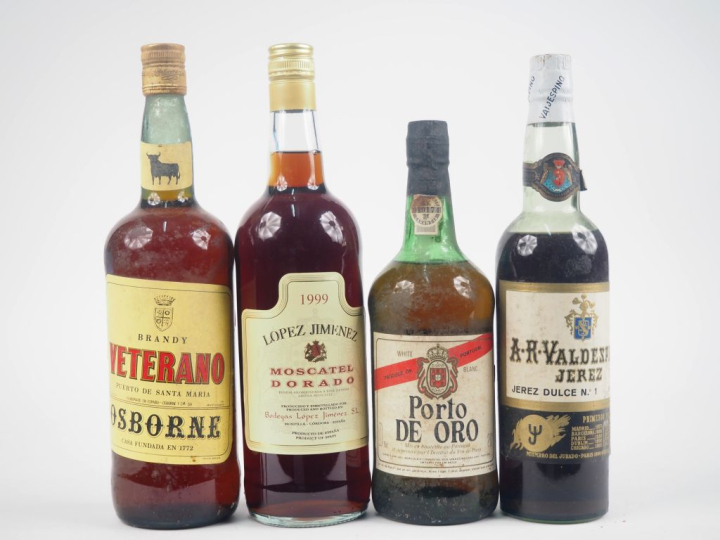 4 BOUTEILLES : 1 OSBORNE BRANDY VETERANO / 1 MOSCATEL DORADO LOPEZ JIM