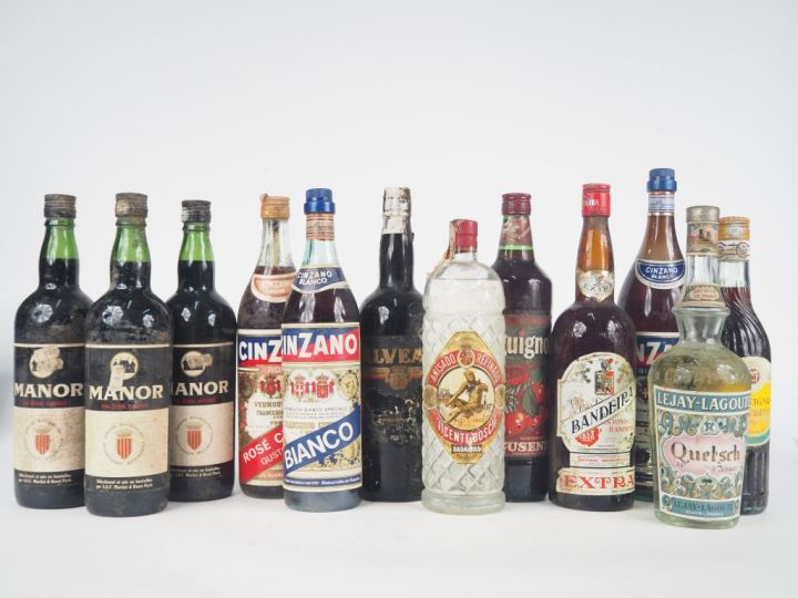 12 BOUTEILLES : 3 VDN MANOR / 2 CINZANO : 1 ROSÉ - 1 BLANCO / 1 ALVEAR