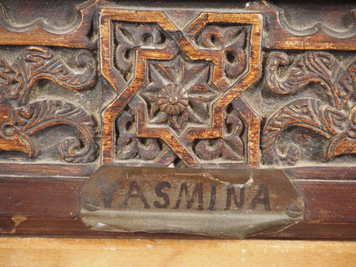 A. ROUSSEL.  "Yasmina" Huile sur papier marouflée, signée en haut à dr