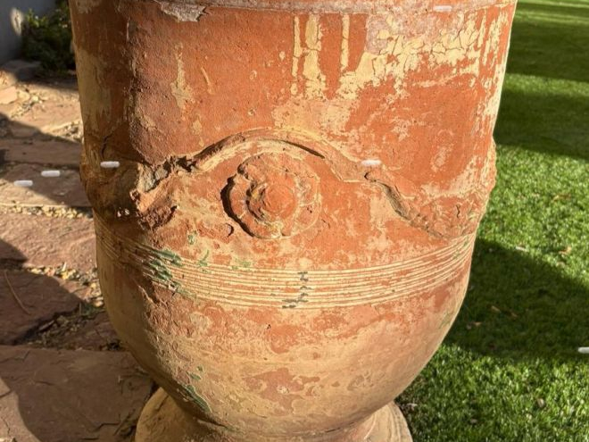BOISSET à Anduze.  Vase de jardin en terre (traces d'émail polychrome)