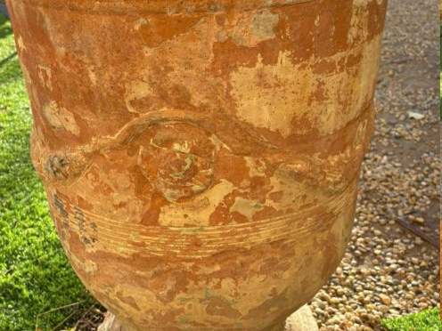 BOISSET à Anduze.  Vase de jardin en terre (traces d'émail polychrome)