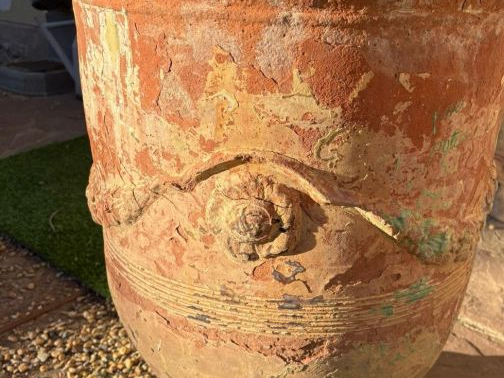 BOISSET à Anduze.  Vase de jardin en terre (traces d'émail polychrome)