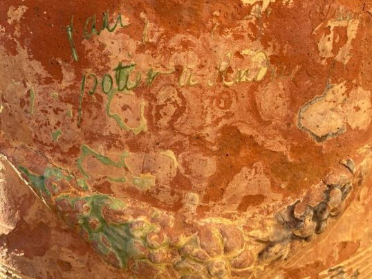 BOISSET à Anduze.  Vase de jardin en terre (traces d'émail polychrome)