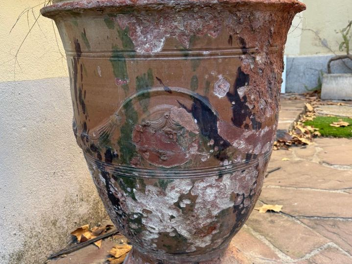 BOISSET à Anduze. Grand vase de jardin en terre vernissée polychrome. 