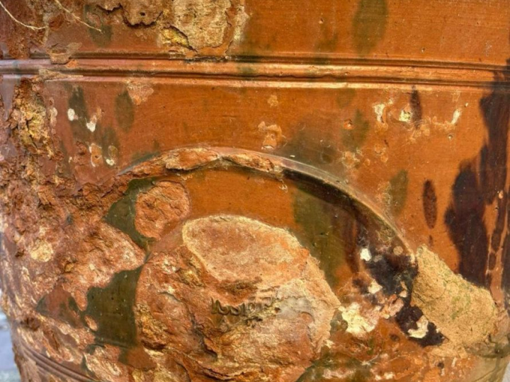 BOISSET à Anduze. Grand vase de jardin en terre vernissée polychrome. 