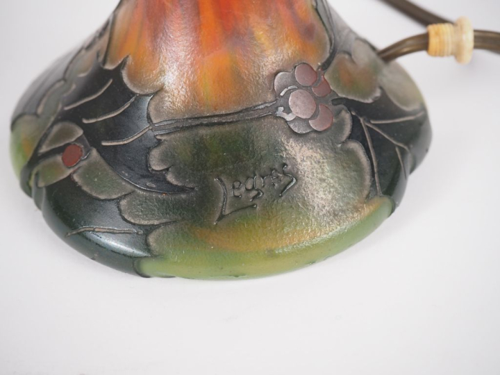 LEGRAS.  Pied de lampe en verre, à décor gravé en camée et à l'acide d