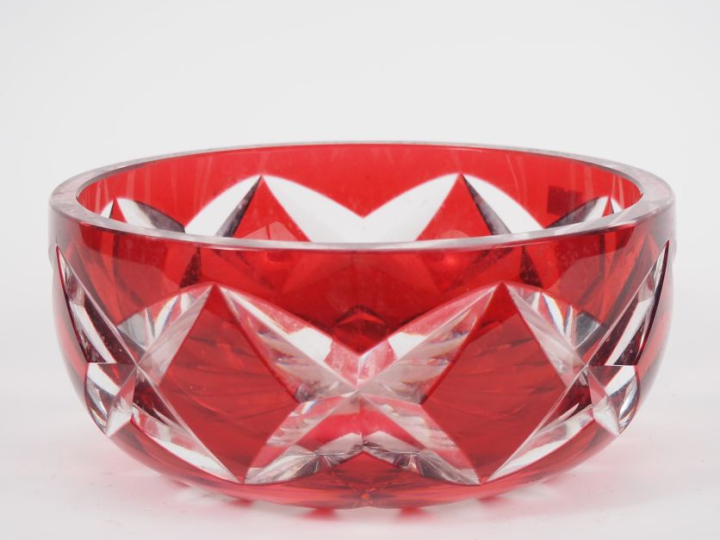 SAINT-LOUIS.  Jatte en cristal bicolore rubis et translucide. Signée H