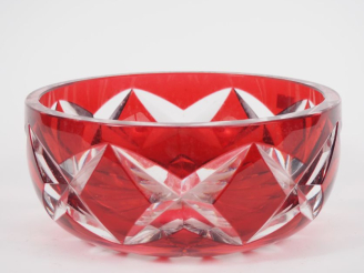 Vente aux enchères SAINT-LOUIS.  Jatte en cristal bicolore rubis et translucide. Signée H
