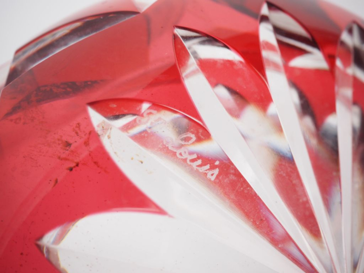 SAINT-LOUIS.  Jatte en cristal bicolore rubis et translucide. Signée H