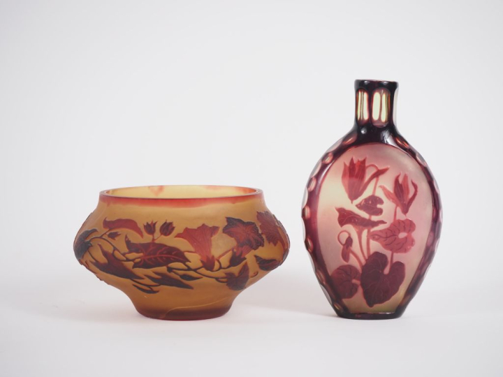 Flacon début XXème en verre de Lorraine à décor gravé en camée et à l'