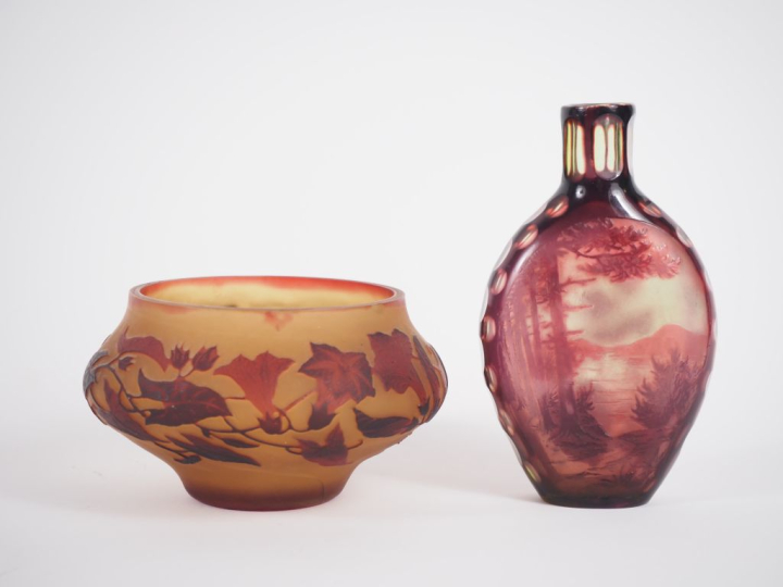 Flacon début XXème en verre de Lorraine à décor gravé en camée et à l'