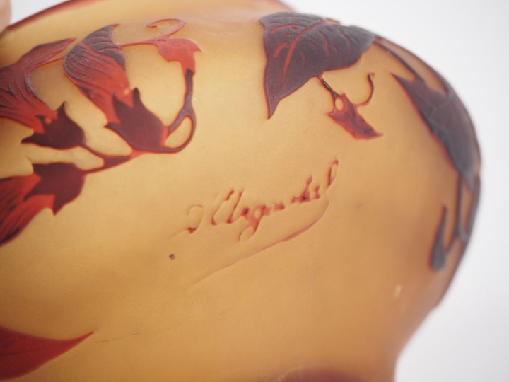 Flacon début XXème en verre de Lorraine à décor gravé en camée et à l'