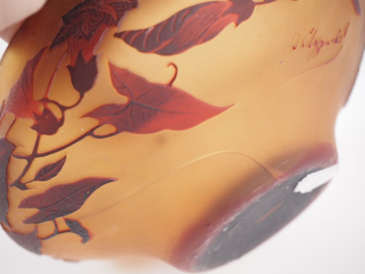 Flacon début XXème en verre de Lorraine à décor gravé en camée et à l'