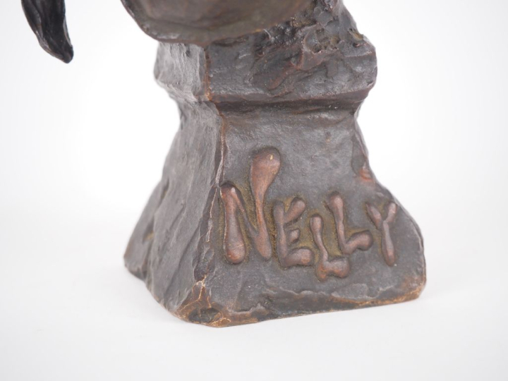 VILLANIS.  "Nelly" Buste en bronze à patine brune Signée et numérotée 