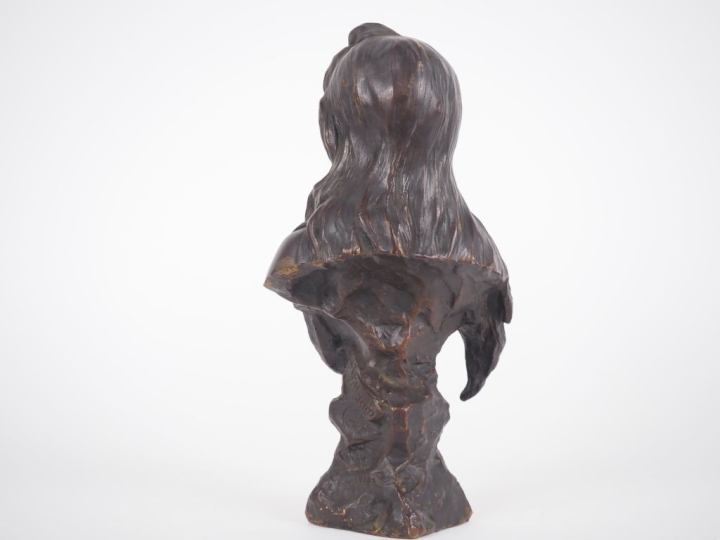 VILLANIS.  "Nelly" Buste en bronze à patine brune Signée et numérotée 