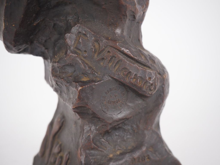 VILLANIS.  "Nelly" Buste en bronze à patine brune Signée et numérotée 