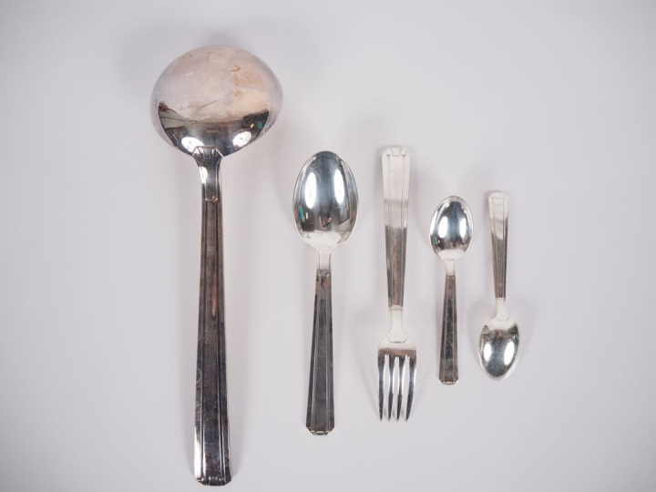 Couverts de style Art Déco en métal argenté comprenant : une louche, 6